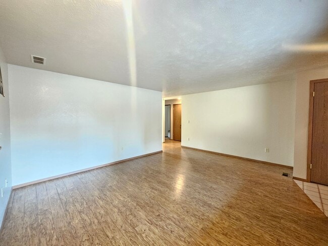 Building Photo - 6902 N Old Fort Dr