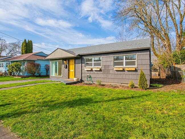 Building Photo - Adorable 3-bdrm/1-bath in Kenton. Hardwoods, deck, W/D, huge fenced backyard, off-street parking