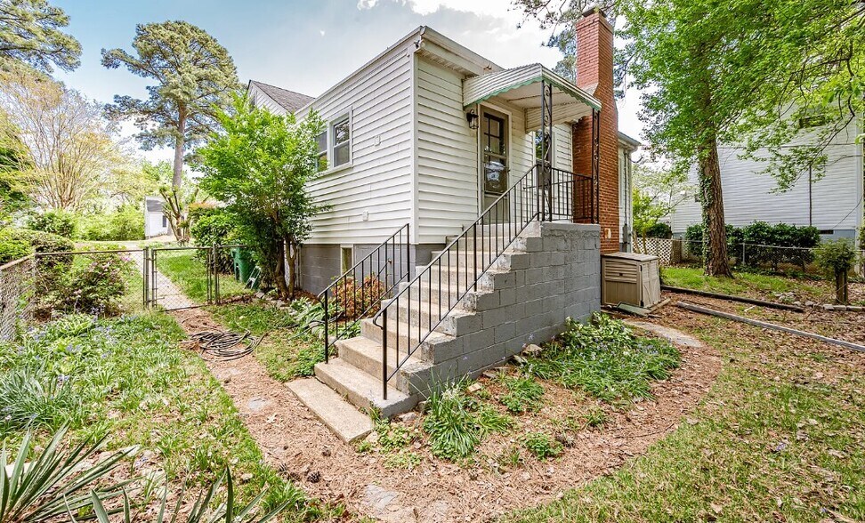 Building Photo - 1404 Landis Dr