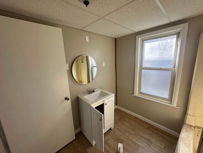 Building Photo - 3 Bedroom | 1 Bathroom | $1,500