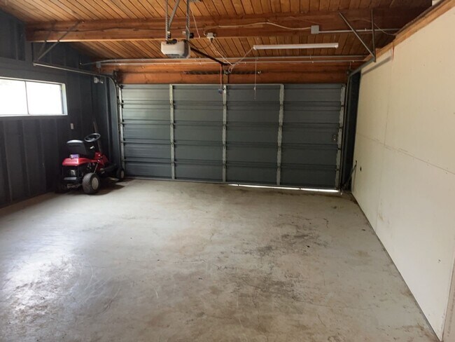 Building Photo - Wonderful Spacious 3-Bedroom 3 Bath with Over an Acre of Land with a Private Gate!