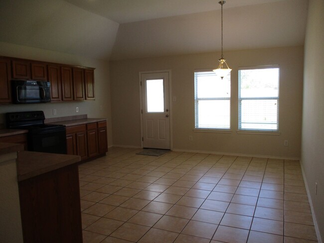 Building Photo - Newly renovated 4/2/2 in Windmill Farms $1950