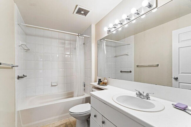 Building Photo - 616 Clearwater Park Rd