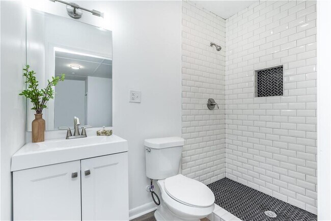 Building Photo - 1847 Elmwood Dr