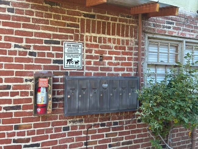 Building Photo - Charming Midtown Cottage - 1 bedroom/1 bath