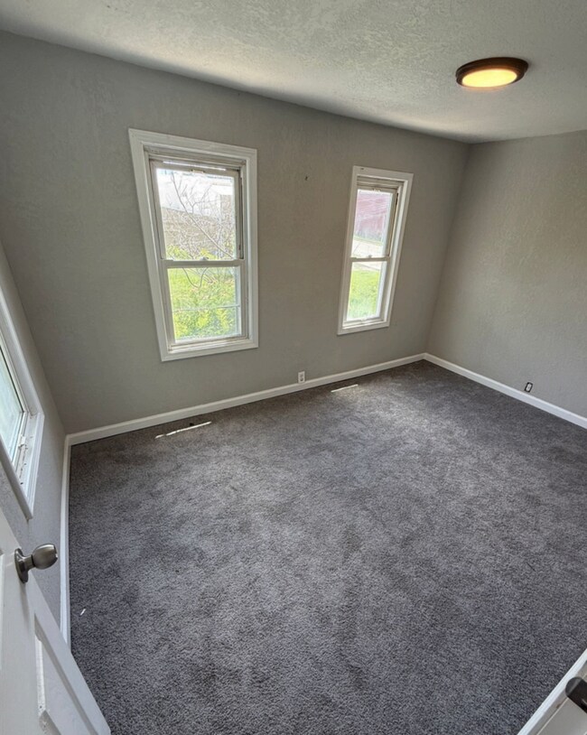 Building Photo - Freshly Remodeled & Move-In Ready!