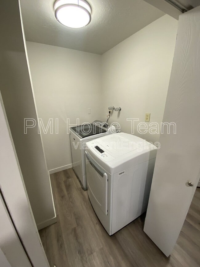 Building Photo - 241 E 200 N