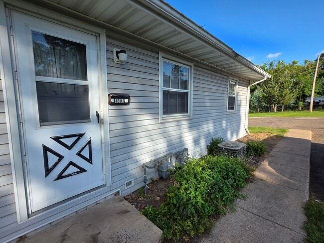 Building Photo - 1501/1503 Harding Ave