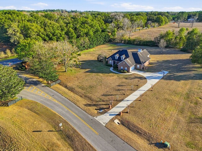 Building Photo - Ivy Park Brick Home 4 bedroom 3 1/2 baths