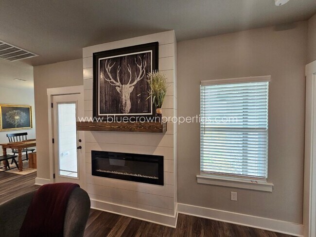 Building Photo - 1800 Aleia Cv