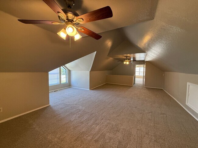 Building Photo - Huge 4 Bedroom in West Tulsa