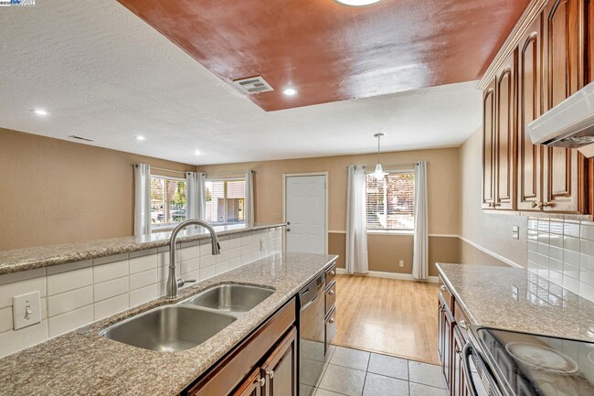 Building Photo - 2141 Swan Ct