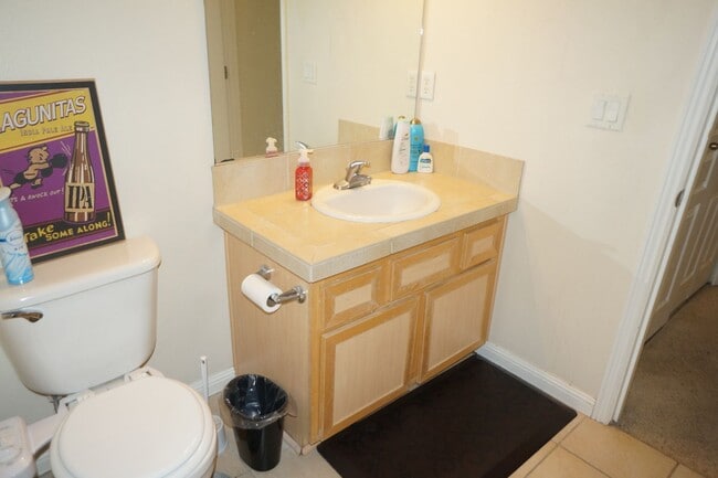 Building Photo - Beautiful Beaverton Townhouse