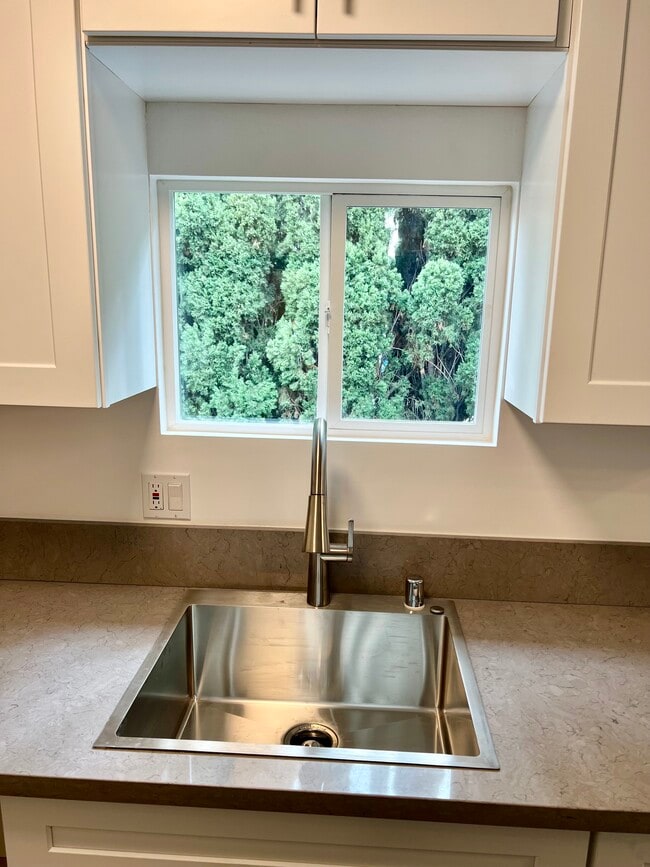 Kitchen - 3466 Glendon Ave