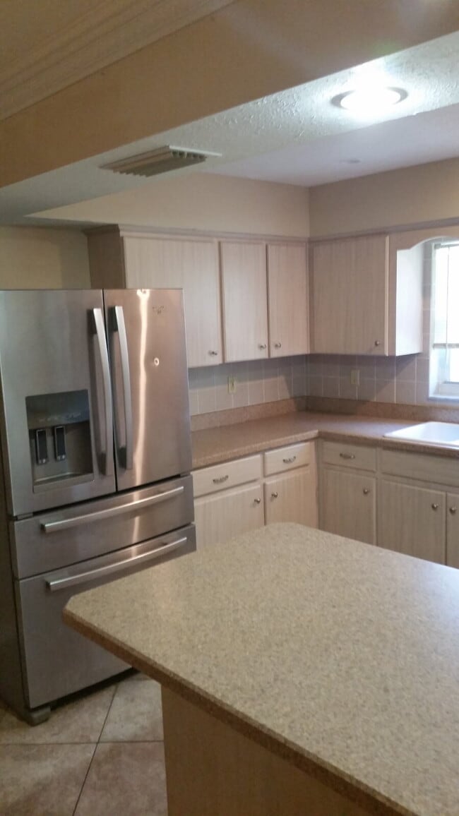 Building Photo - 3 Bed / 2 Bath Home in Venice - Rent with ...