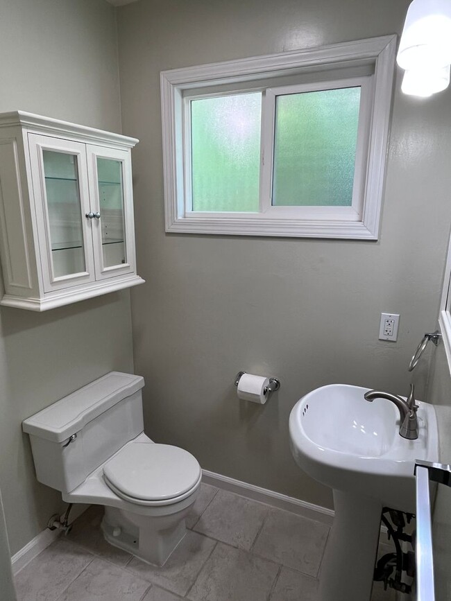 Building Photo - BEAUTIFUL UPDATED HOME IN EAST SAC!!