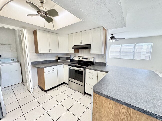 Building Photo - ** NAPLES PARK ** 3 BED / 2 BATH ** PET OK...