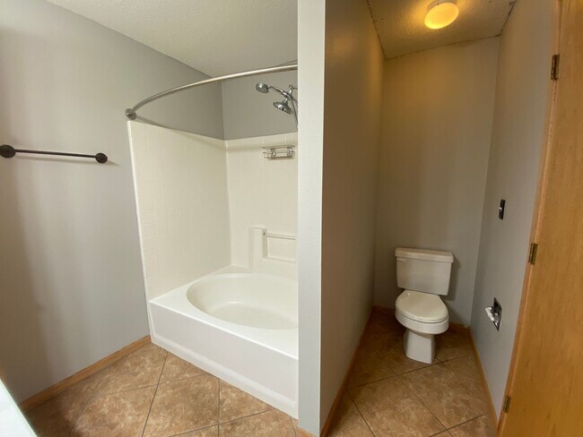 Building Photo - 3 Bedroom Twinhome near the New Sandford Hospital!!