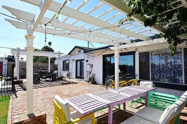Building Photo - Fully Furnished Remodeled 4 Bedroom / 4 Bathroom Home with spacious back yard & pool in Central P...