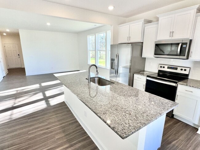 Building Photo - Bed 2.5 Bath End Unit Townhome In a Prime Location!!