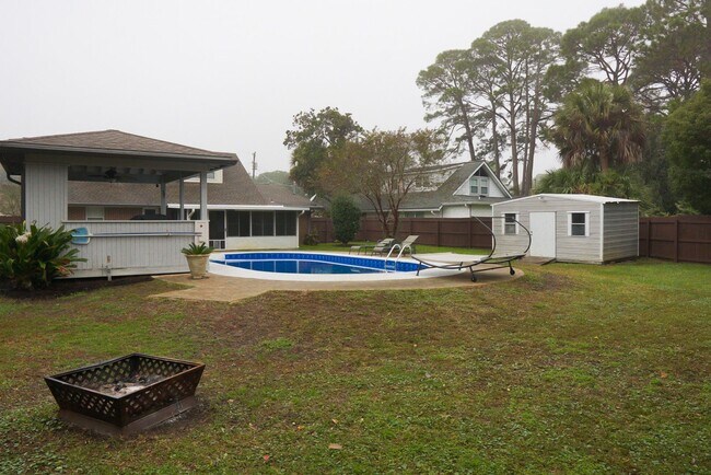 Building Photo - Pool Home in FWB!