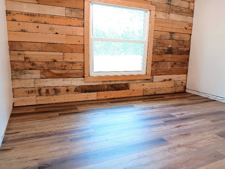 Building Photo - 252 Sanders Rd