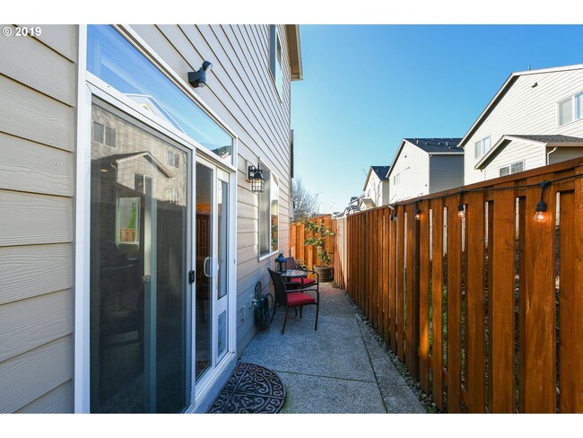 Building Photo - *** Half month free *** GORGEOUS 3 BED 2.5...