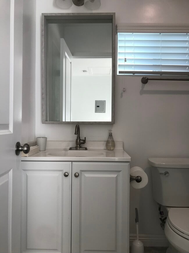 Building Photo - 438 Sycamore Ave