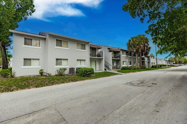 Building Photo - 1140 Lake Victoria Dr