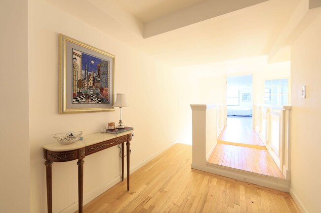 Primary Photo - 356 Broadway