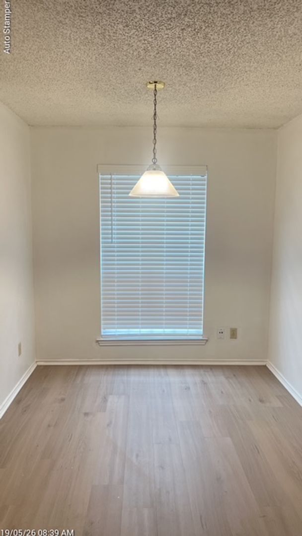 Building Photo - 6804 S Creek Dr