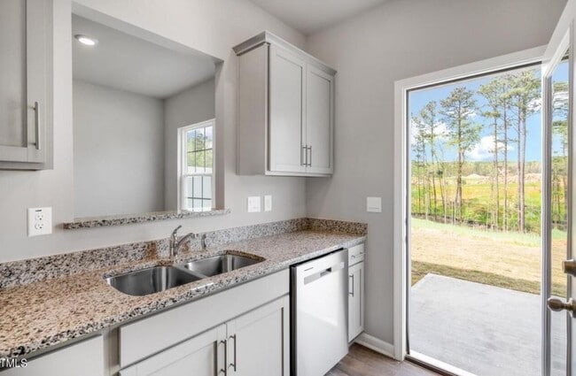 Building Photo - 3 Bedroom Townhome with Garage for Rent