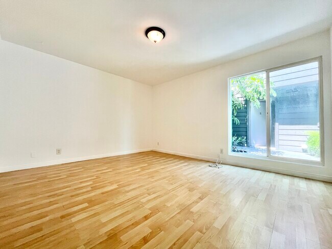 Building Photo - 4401 Kraft Ave