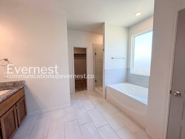 Building Photo - Limited Time Special Offer / 4 Bed, 3 Bath Home with Garage / Pet-Friendly / Vouchers Accepted / ...