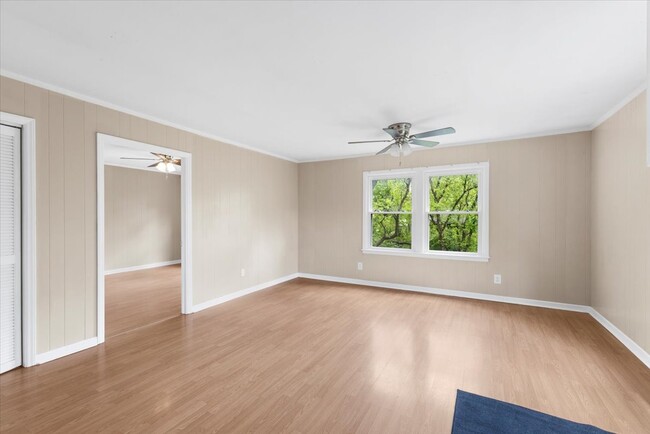Building Photo - 530 Lakeview St