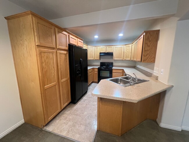 Building Photo - **Move-In Discount** 3 bedroom, 2.5 Bath Town home