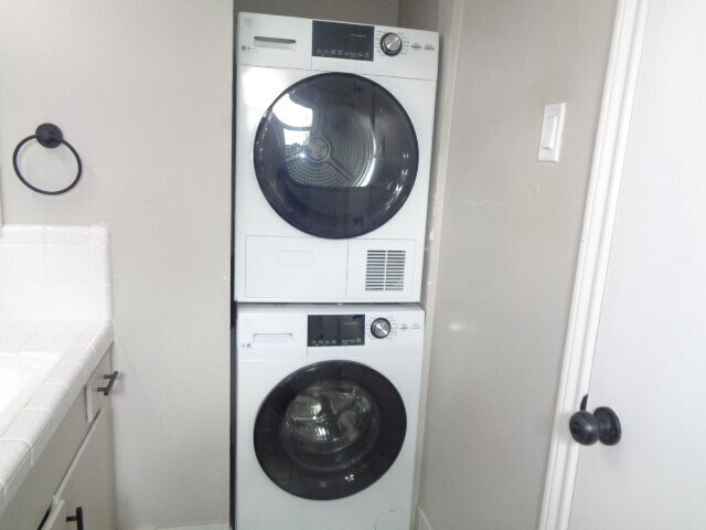 Building Photo - 2225 Mimosa Dr