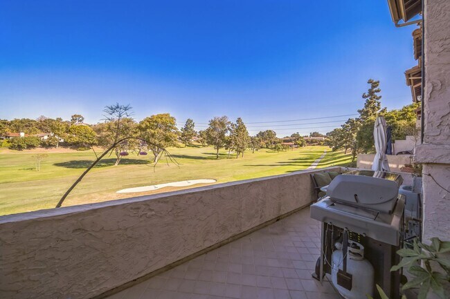 Building Photo - Beautifully renovated end-unit townhome