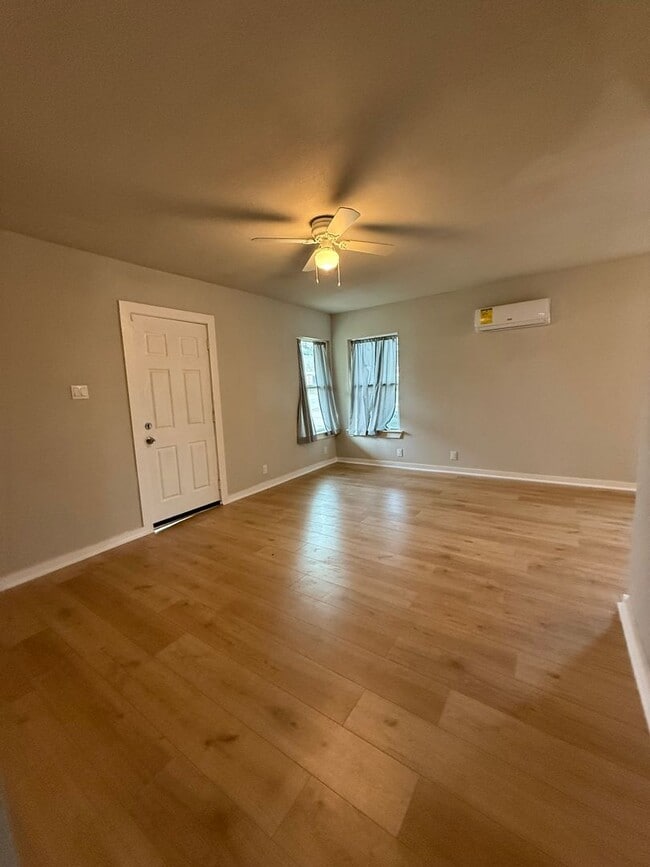 Building Photo - 3/1 Located in near downtown eating & shopping - Newly Remodeled - FENCED YARD