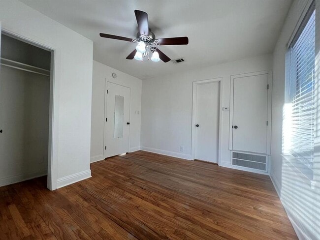 Building Photo - 928 E 56th St