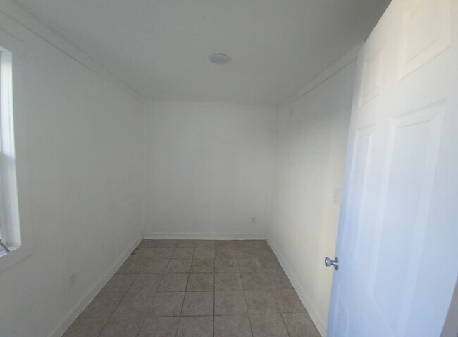 Building Photo - 540 Blaine Ave