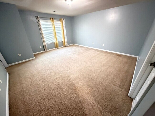 Building Photo - Expansive 5-Bedroom, 3-Story Home in Desirable Harrisburg Neighborhood