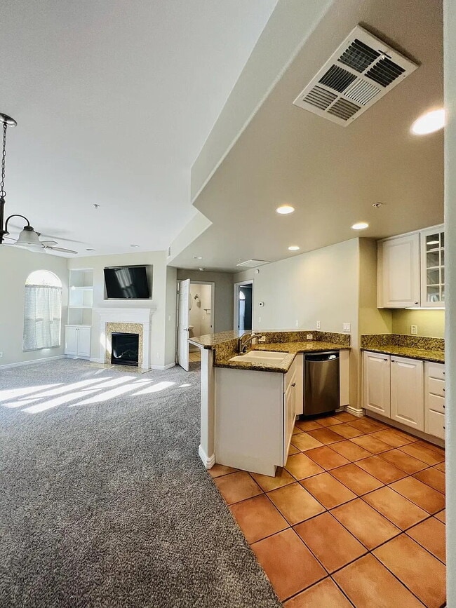 Building Photo - "Experience Elevated Living: Spacious 2-Bed, 3-Bath Oasis in La Quinta's Heart!"