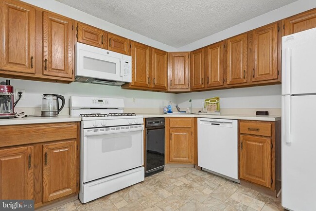 Building Photo - 11 Poillon Ct