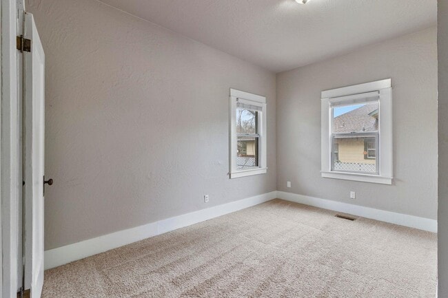 Building Photo - 7 Rose Ave