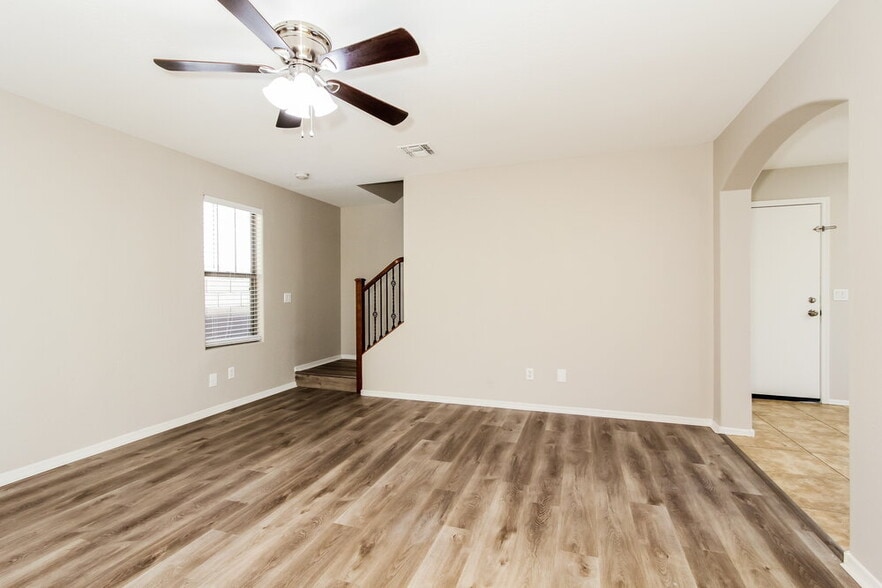 Building Photo - 2466 E Vermont Dr