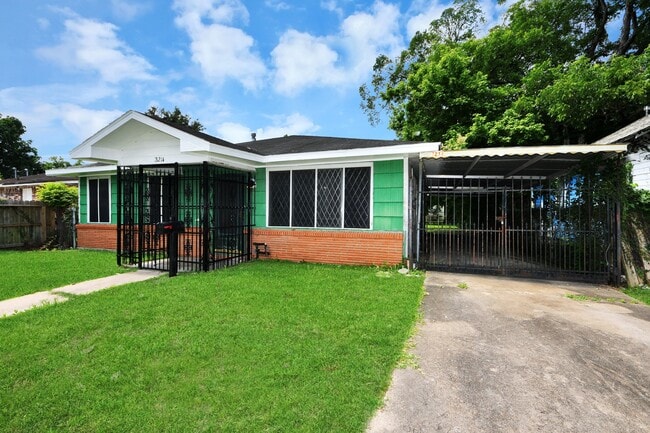 Building Photo - 3214 Tuam St