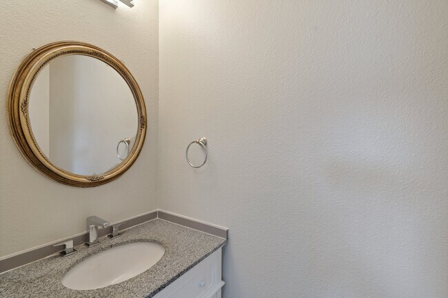 Building Photo - 2152 Holyoke Ln