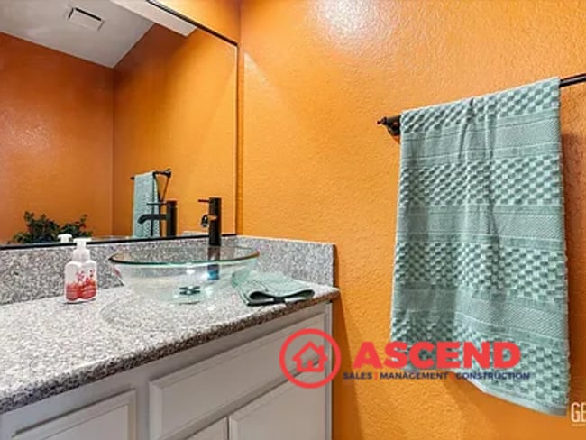 Building Photo - Beautiful 2 Bedroom, 2 Bathroom Home with ...
