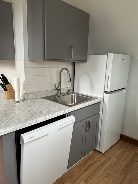 Yes, there's a dishwasher! - 749 Hawthorne Ave E